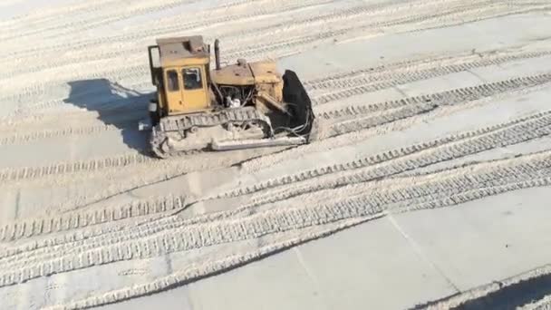 从空中看，有两台挖掘机在沙坑里工作。 提取沙子。 两台黄色挖掘机的工作从顶部看 — 图库视频影像