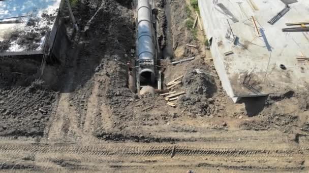 Vuelo aéreo sobre la reparación de una tubería de agua. Construcción del suministro de agua . — Vídeos de Stock