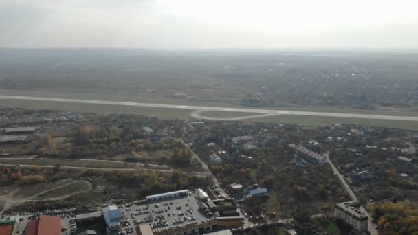 Luftflug auf der Landebahn. Panorama der Landebahn und des Flughafens aus der Höhe. — Stockvideo