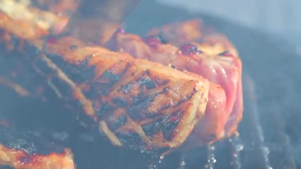 Close-up chef snijdt een vers gebakken stuk vlees op de grill — Stockvideo