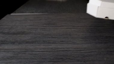 taze pişmiş pizza closeup ile bir kağıt kutusu açma