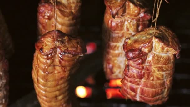 Primo piano di fette di carne di prosciutto fresco, che viene affumicato in forno a legna. Cibo sano sulla legna da ardere in forno — Video Stock