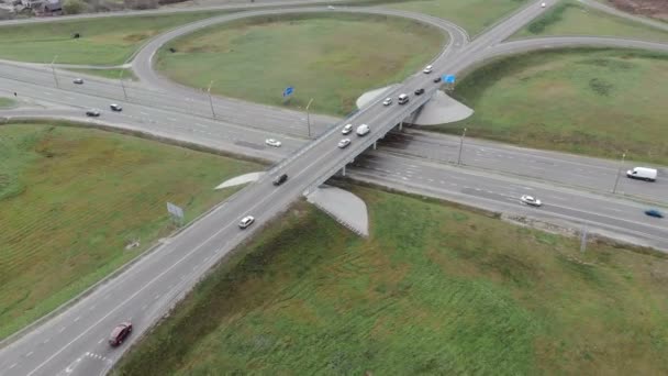Flygfoto från väg och vägkorsningar. Entré till staden genom ringleden. Bilar rör sig på vägen. — Stockvideo