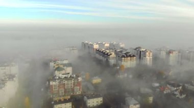 Sabah sisi ile kaplı evlerin hava manzarası. Ukrayna 'daki Lviv şehrinin üzerinde. İHA 'nın çektiği siste harika bir sabah.
