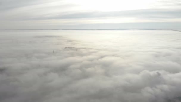 Tung dimma över staden. Kameran rör sig uppför och öppnar ett panorama över dimman som ligger över staden. — Stockvideo