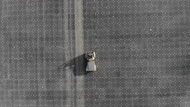 Pracownik widok z lotu ptaka z pomocą lodowiska, kompresuje podstawę boiska do piłki nożnej. — Wideo stockowe