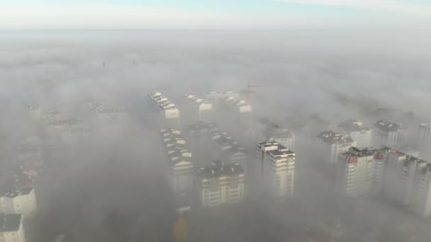 Flygfoto över husen som är täckta av morgondimma. Flyg över staden Lviv i Ukraina. Fantastisk morgon i dimman filmad av drönare — Stockvideo