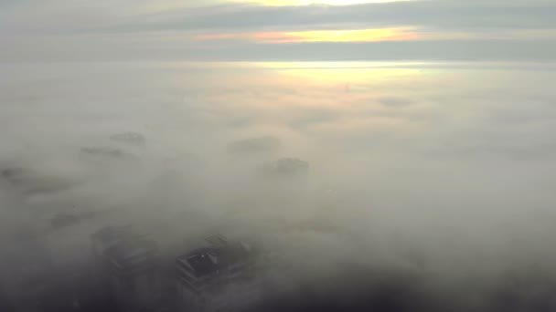 Niebla pesada sobre la ciudad. La cámara se mueve cuesta arriba y abre un panorama de la niebla que yace sobre la ciudad . — Vídeos de Stock