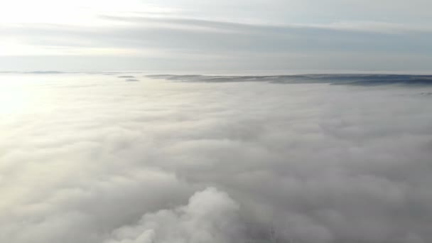 Zware mist over de stad. De camera beweegt bergop en opent een panorama van de mist die boven de stad ligt. — Stockvideo