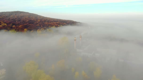 Widok na fabrykę i rury pokryte poranną mgłą. Lot nad Lwowem na Ukrainie. Wspaniały poranek we mgle sfilmowany przez drona — Wideo stockowe