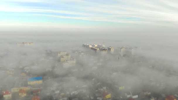 Вид с воздуха на дома, покрытые утренним туманом. Полет над Львовом в Украине. Сказочное утро в тумане, снятое дроном — стоковое видео