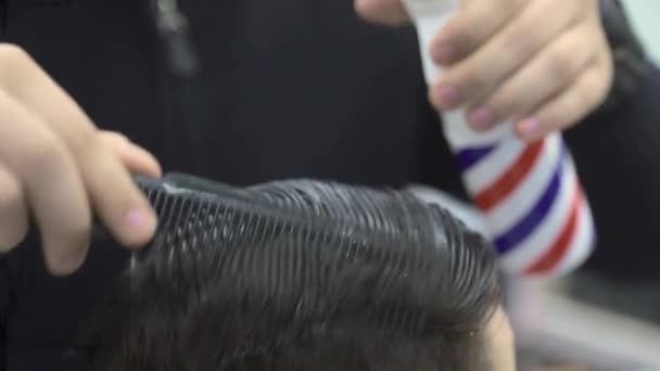 Mens haircut in Barbershop. Close-up master cuts her husband with blond hair with a clipper. — Stock Video