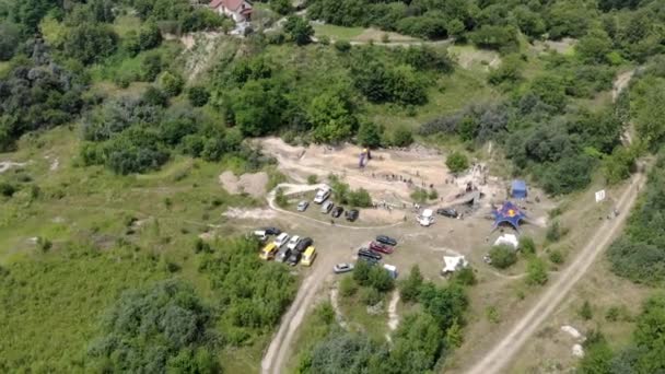 AERIAL Concursos de bombeo de bicicletas. Competitivo atlético joven ciclista bmx tallar bermas y bombeo para la velocidad — Vídeo de stock