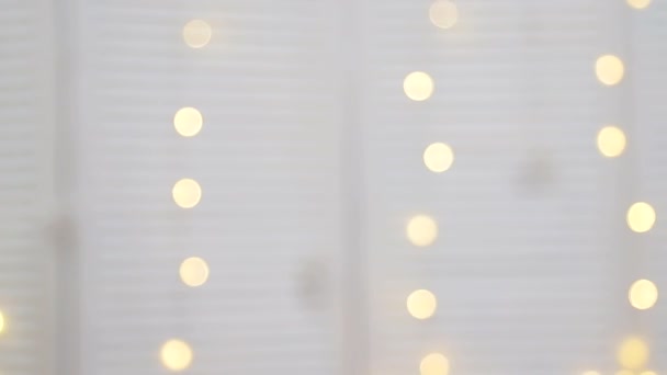 Fond flou abstrait de cercles lumineux jaunes et blancs qui clignotent. Nouvel an fond de Noël — Video