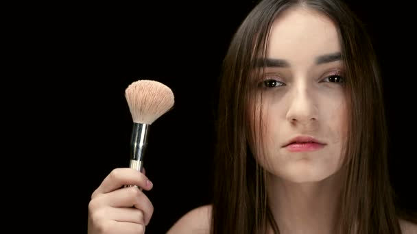 Moda modella ragazza tiene una spazzola in mano e scuote la polvere. Piccole particelle di polvere si muovono nell'aria . — Video Stock