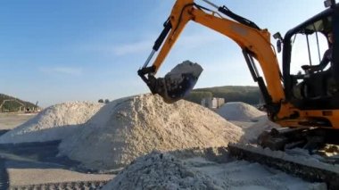 Kazı makineleri bölgeyi kumla kaplıyor, tepeciklerden kum taşıyor.