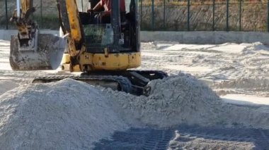 Kazı makineleri bölgeyi kumla kaplıyor, tepeciklerden kum taşıyor.