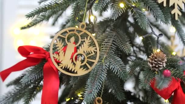 Las luces del árbol de Navidad brillan por la noche. El abeto de Año Nuevo con adornamientos y la iluminación. Árbol de Navidad decoraciones fondo . — Vídeos de Stock