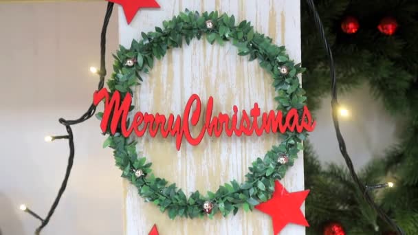 Glad jul dekorationer. Nyår gran med dekorationer och belysning. Xmas träd dekorationer bakgrund. — Stockvideo