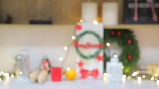 Abstrakt suddig bakgrund jul dekorationer. av gula och vita ljusa cirklar som blinkar. — Stockvideo