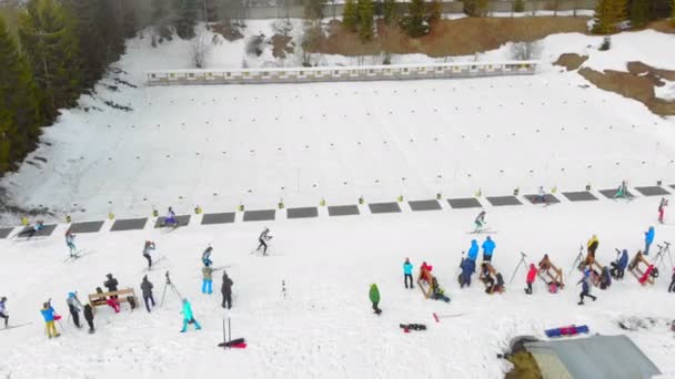 Ucrania. Yavoriv. 04 enero 2020. Vista desde la parte superior de un grupo de esquiadores de biatlón superando la distancia. Un grupo de esquiadores, la vista desde el dron — Vídeos de Stock