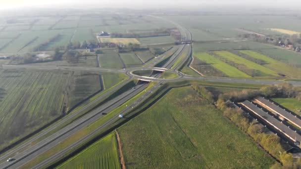 Αεροφωτογραφία του αυτοκινητόδρομου. Ανταλλαγή μεταξύ αυτοκινητόδρομου και πόλης. Η έξοδος του αυτοκινητόδρομου η θέα από το drone — Αρχείο Βίντεο