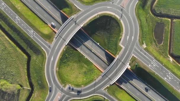 Letecký pohled shora na dálnici. Výměna mezi dálnicí a městem. Výjezd z dálnice výhled z dronu — Stock video