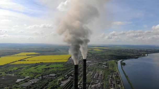 Αεροφωτογραφία Περιβαλλοντική ρύπανση. Δύο ψηλοί σωλήνες που εκπέμπουν μαύρο καπνό στην ατμόσφαιρα. Εκπομπές στην ατμόσφαιρα από τον σταθμό ηλεκτροπαραγωγής — Αρχείο Βίντεο