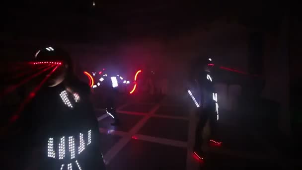 Spettacolo laser. Gli artisti dimostrano danza e spettacolo laser in una stanza buia. L'abbigliamento brilla di ghiaccio e luce laser. Disco laser notturno. — Video Stock