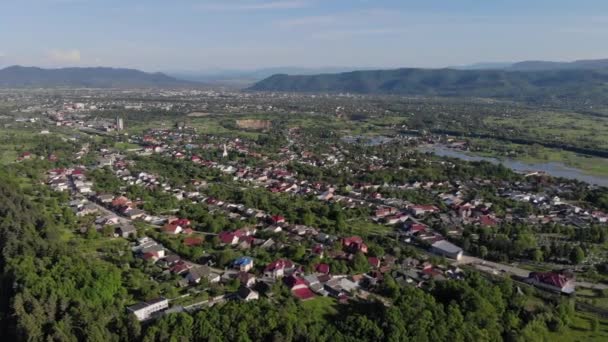 Vista aérea Cidade de Solotvino Ucrânia. Voando sobre uma cidade com lagos salgados e minas de sal . — Vídeo de Stock