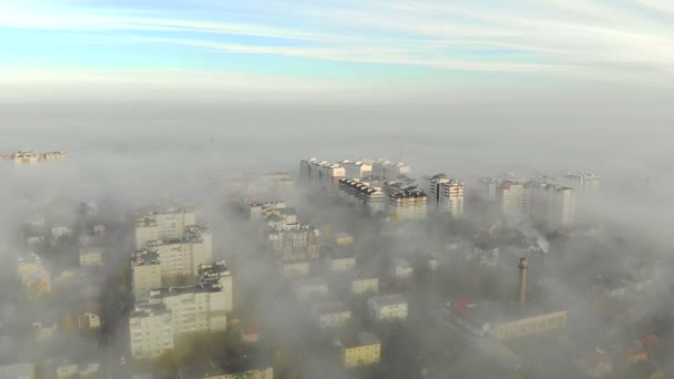 Letecký pohled na domy, které jsou pokryty ranní mlhou. Let nad městem Lvov na Ukrajině. Báječné ráno v mlze natočené dronem — Stock video