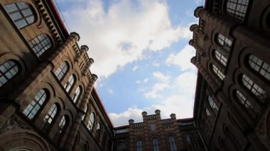 Güneşli bir günde, bir binanın arka planına göre bulutların zamanlaması.