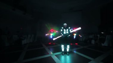 Lazer buz gösterisi. Sanatçılar karanlık bir odada dans ve lazer gösterisi yapar. Giysiler buz ve lazer ışığıyla parlıyor. Gece lazer diskosu.