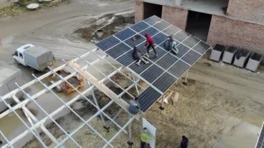 Ukrayna. Kiev. 19 Aralık 2019. Bir güneş paneli enerji santralinin üzerinde uçan bir hava aracı. İşçiler güneş panelleri kuruyor ve santrale enerji sağlayacak