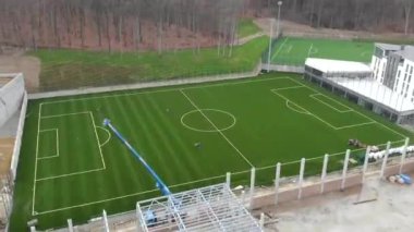 Futbol sahası inşaatının havadan hiper turları. Çalışanlar futbol sahasını donatır