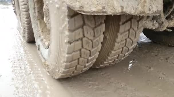 Gros plan de la roue du camion qui traverse la boue . — Video