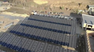 Bir güneş enerjisi santralinin inşası ve güneş panelleri kurulumunun havada daireler çizen görüntüsü. Alternatif enerji santrali inşaatı.