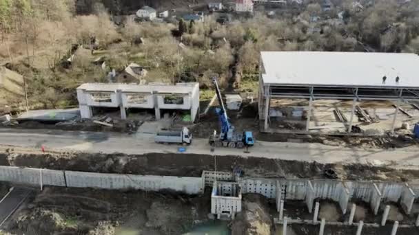 Vuelo cerca de la casa monolítica inacabada.Los constructores están construyendo una casa . — Vídeo de stock