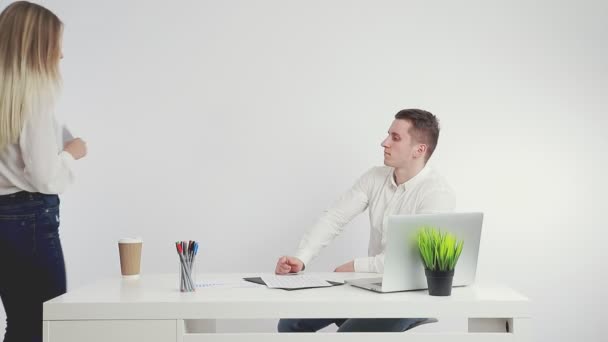 Une femme chef d'entreprise, s'approche de son employé et exprime les émotions d'un travail mal exécuté. Une femme humilie un homme sur le lieu de travail . — Video