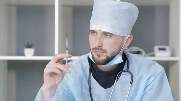 Le docteur se prépare pour l'injection. Le médecin tient la seringue dans sa main et appuie sur la valve pour libérer l'air de la seringue . — Video