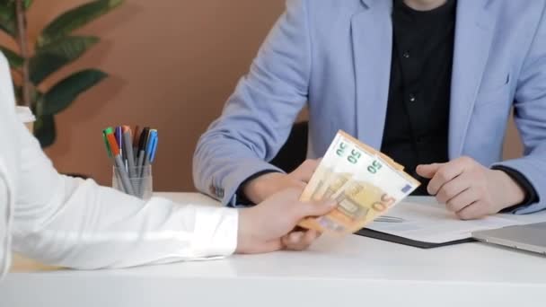 Close up client offre un pot de vin à un employé de l'entreprise dans le bureau. Le directeur de l'entreprise refuse le pot de vin montrant le refus avec ses mains — Video