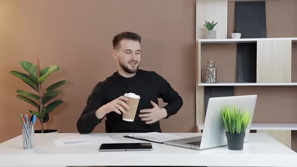 Üzletember kávézik a munkahelyen. Irodai dolgozó a számítógépnél kávézik. — Stock videók