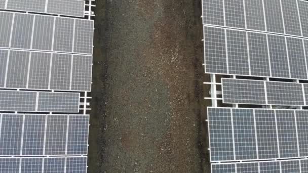 Vista aérea Panorama de paneles solares. Movimiento lento de la cámara sobre los paneles. Contexto — Vídeo de stock