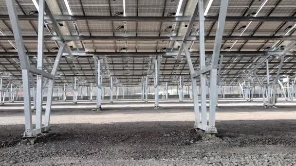 Área de grava bajo los paneles solares. Estacionamiento futuro bajo paneles solares — Vídeos de Stock