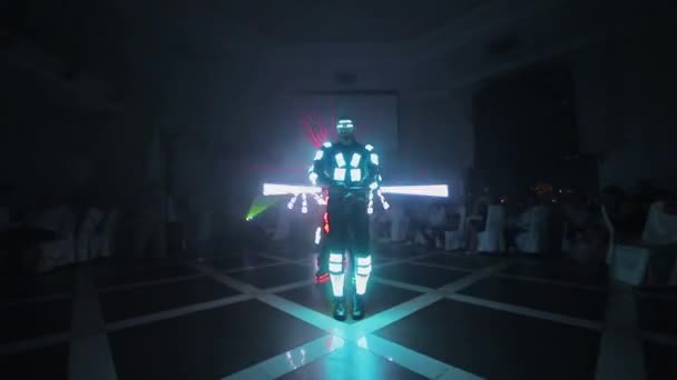 Laser led show. Los artistas muestran danza y espectáculo de láser en una habitación oscura. La ropa brilla con hielo y luz láser. Discoteca láser nocturno. — Vídeo de stock