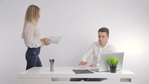 Female boss expresses dissatisfaction with the employees work. A woman businessman brings a document to an employee and throws the document at the employee — Stock Video