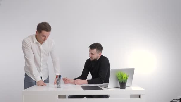 Glada affärsmän på kontoret skakar hand och ler. Framgångsrikt projekt i bolaget. Ingående av ett förmånligt erbjudande. — Stockvideo
