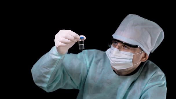 El asistente del laboratorio tiene en la mano un vial de vacuna contra el coronavirus COVID-19. Vacuna contra el virus . — Vídeo de stock