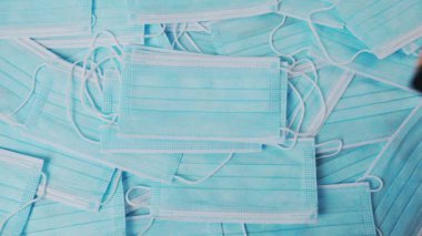 Sağlık eldivenlerini teslim eden hemşireler tıbbi maskelerin arka planında temas kurulamayan kızılötesi bir termometre yerleştirdiler..