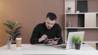 Ofisteki bilgisayarda çalışan beyaz gömlekli bir iş adamının duyguları..